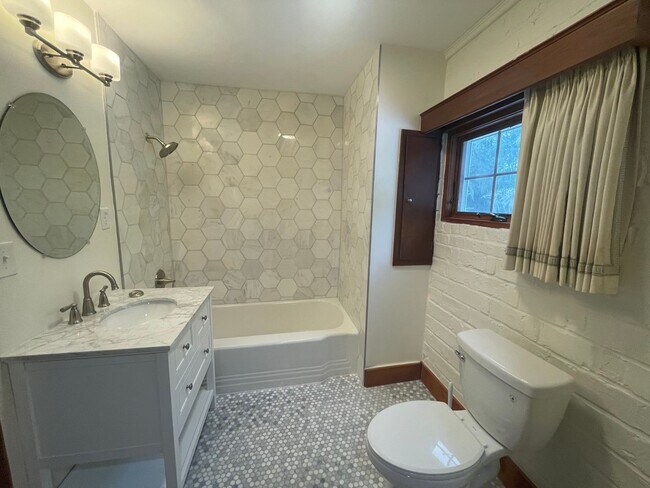 Building Photo - Stunning 3-Bedroom, 2-Bathroom Home with A...