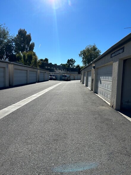 Direct access / attached 2 car garge. - 19036 Kittridge St