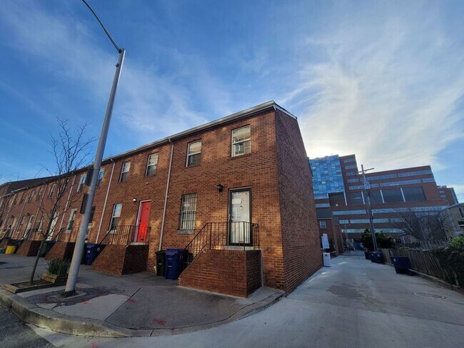 Building Photo - 418 N Washington St
