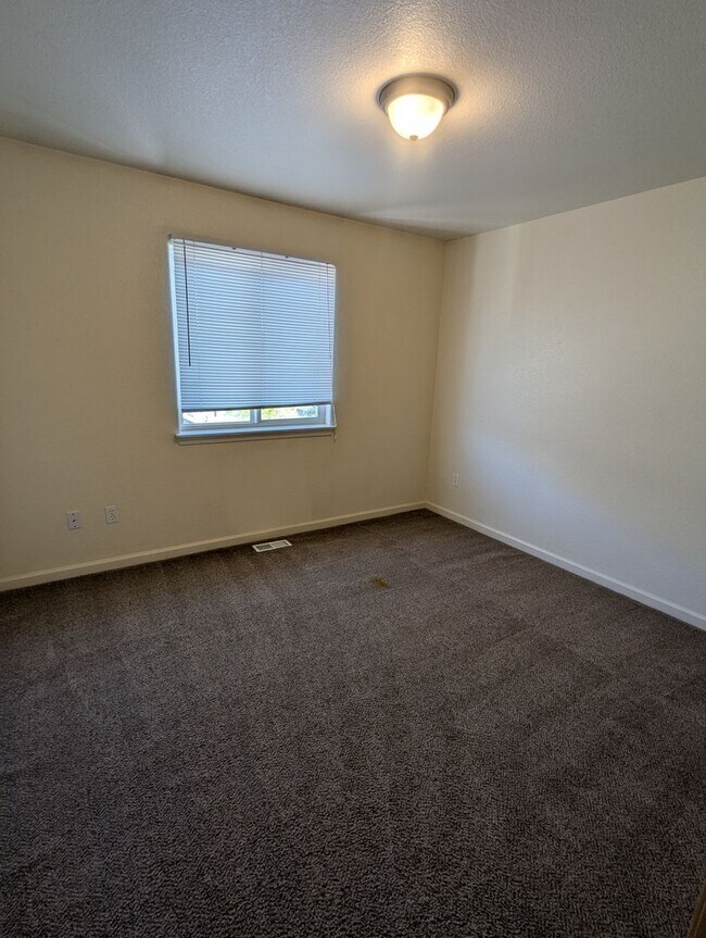 Building Photo - AWESOME 3-BDRM, 3-BATH, 4-LEVEL HOME AVAILABLE FOR IMMEDIATE OCCUPANCY IN
