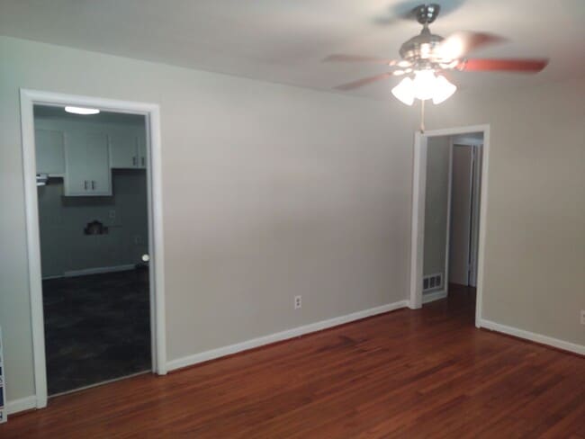 Building Photo - 3 bedroom 1 bath house- pet friendly available now