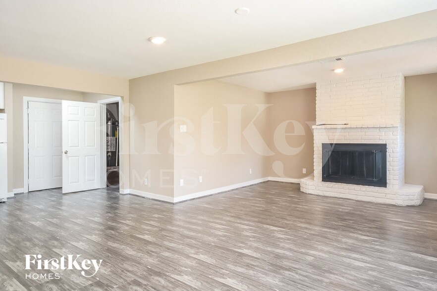 Building Photo - 1204 Trenton Ln