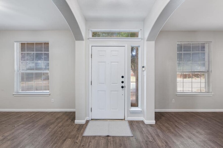 Building Photo - 1601 Briar Hill Dr