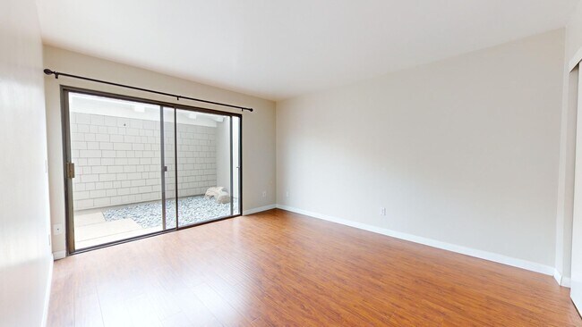 Building Photo - Beautifully Updated Spacious 3 Bed 3 Bath ...