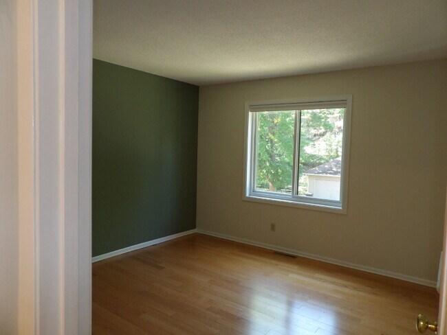 Building Photo - 2 Bed | 2 Bath Third Floor Condo