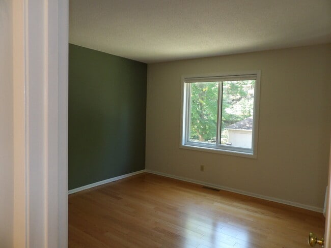 Building Photo - 6095 Courtly Alcove