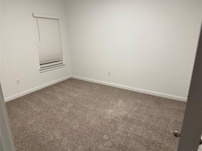 Building Photo - 204 James River Dr