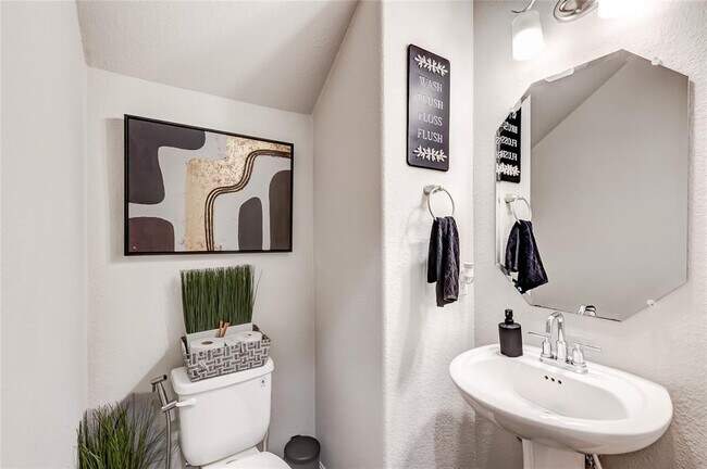 Building Photo - 722 Kingston Pl