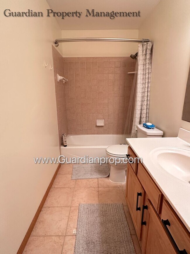 Building Photo - Well Maintained Prior Lake SFH, Large Deck, Fireplace, 2 Car Attached Garage