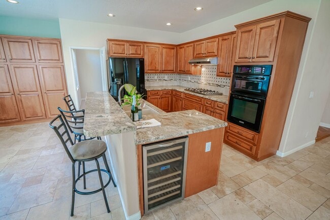 Building Photo - Stunning 5-Bedroom Home with Community Poo...