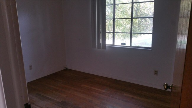Building Photo - 1276 S Rupert Ave
