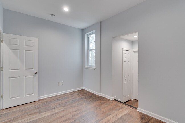 Building Photo - Newly Renovated Temple Apartment