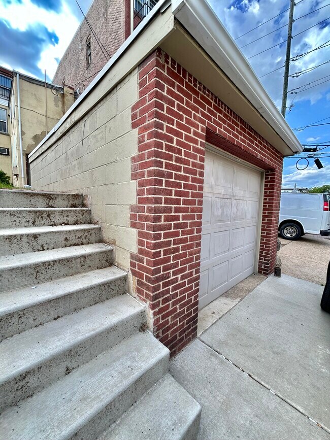 Building Photo - 1328 N Washington St