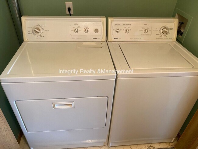 Building Photo - 2088 Oakcrest Cir