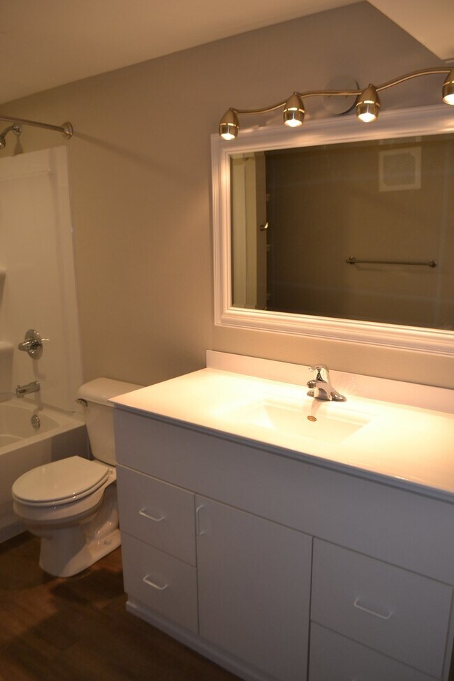 Building Photo - Ranch level home in great neighborhood! 2 ...