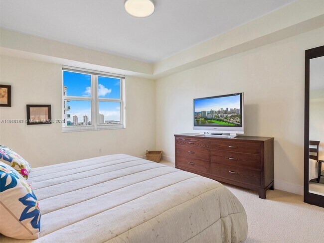 Building Photo - 20000 E Country Club Dr