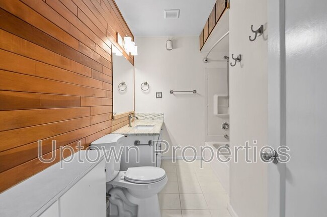 Building Photo - 9520 SW Cypress St