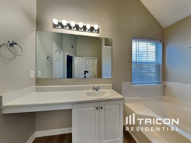 Building Photo - 718 Fletcher Dr