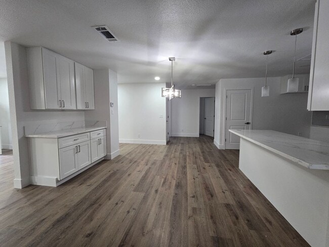 Building Photo - 3 Br 2 BA with extra room in back available now