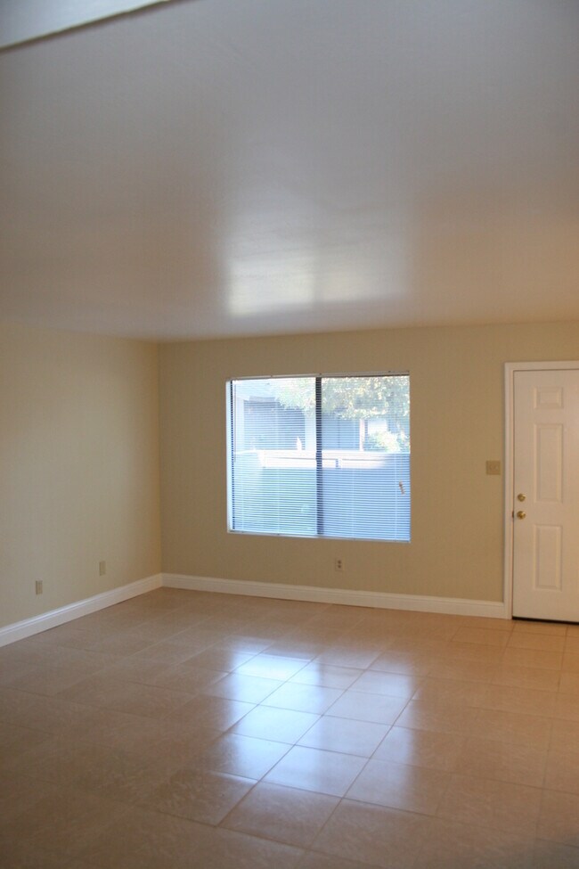 Building Photo - 7612 N Laurelglen Blvd