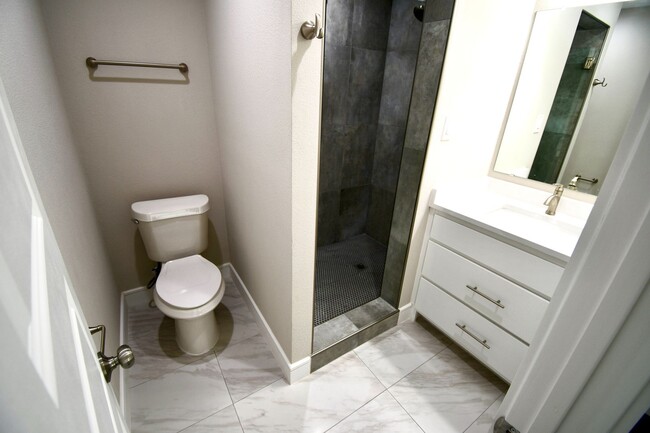 Building Photo - Beautifully remodeled 4 bedroom, 3 Bath