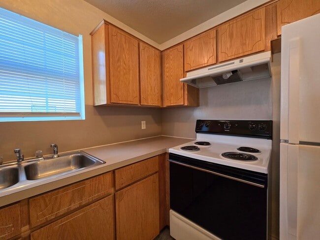 Building Photo - AVAILABLE NOW!