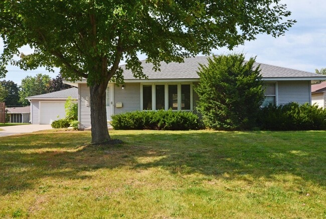 Primary Photo - Spacious 3 bed, 2 bath rental in Bloomingt...
