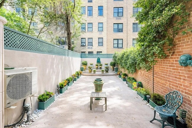 Building Photo - 163 E 71st St