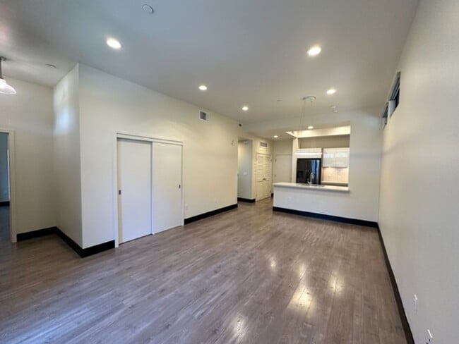 Building Photo - 536 S El Molino Ave