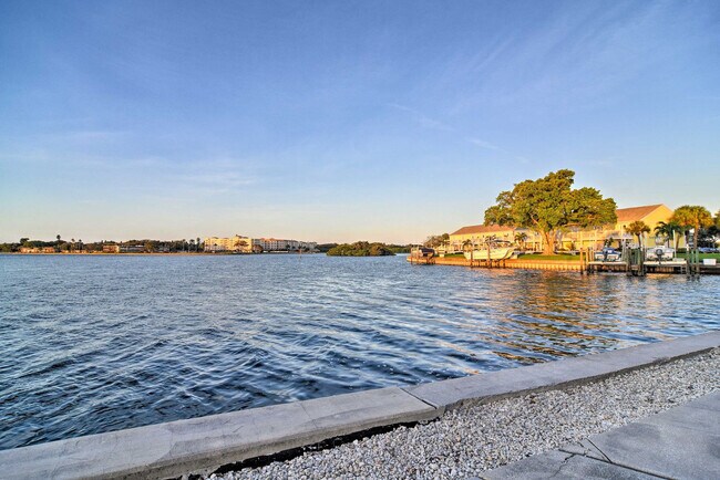 Building Photo - 5285 Coquina Key Dr SE
