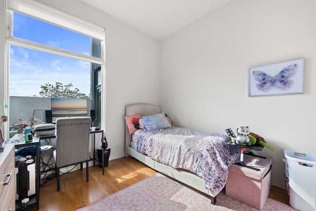 Building Photo - 1728 W Division St