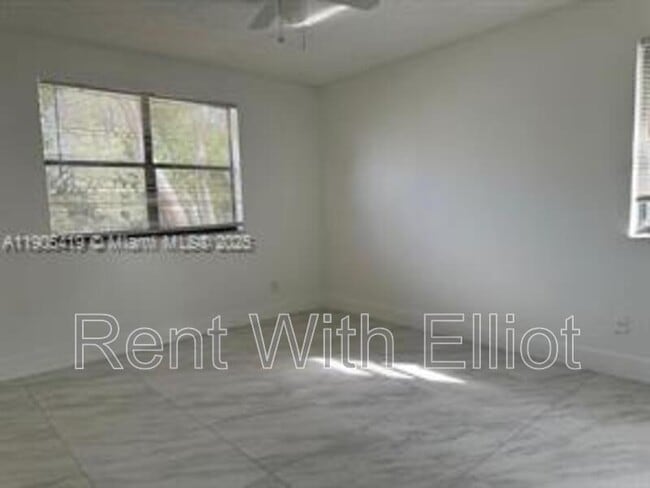 Building Photo - 610 S Park Rd