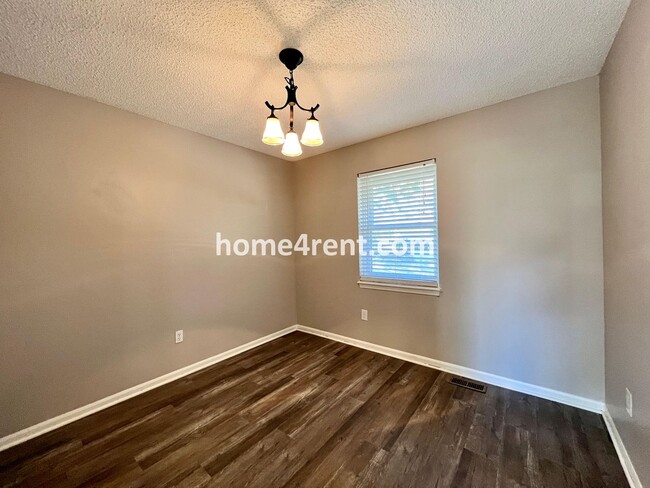 Building Photo - Wonderful Northland Home w/ an Updated Kit...