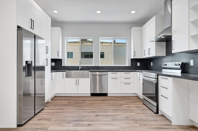 Building Photo - Elegant 2BR / 2BA in Prime North Hollywood