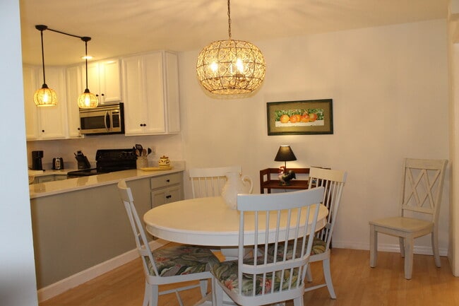 Building Photo - 301 SE Castle Ct