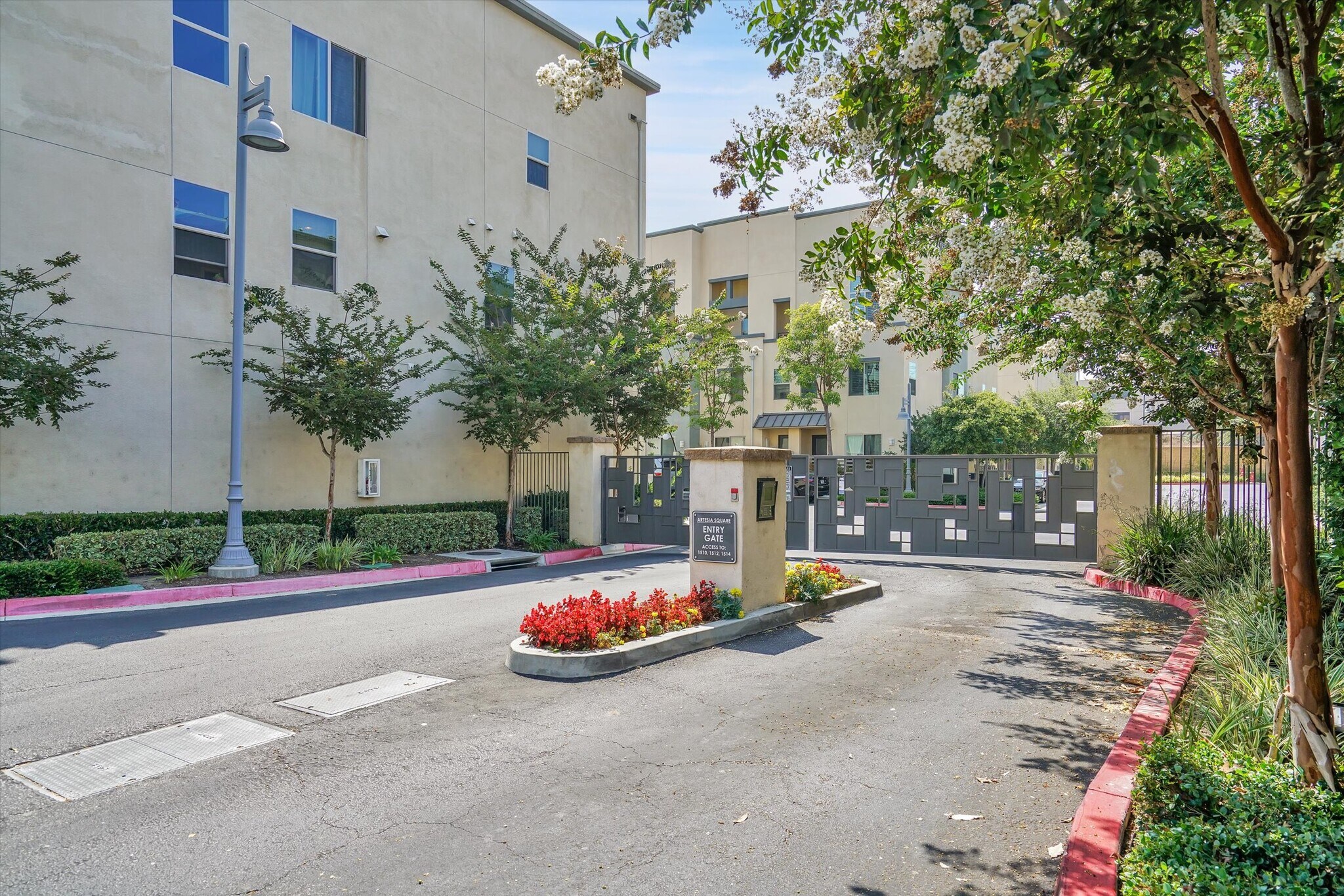 Building Photo - 1512 W Artesia Sq