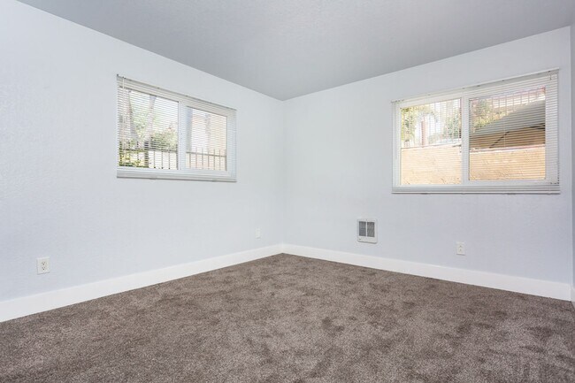 Building Photo - Cozy Condo in Gated Community!