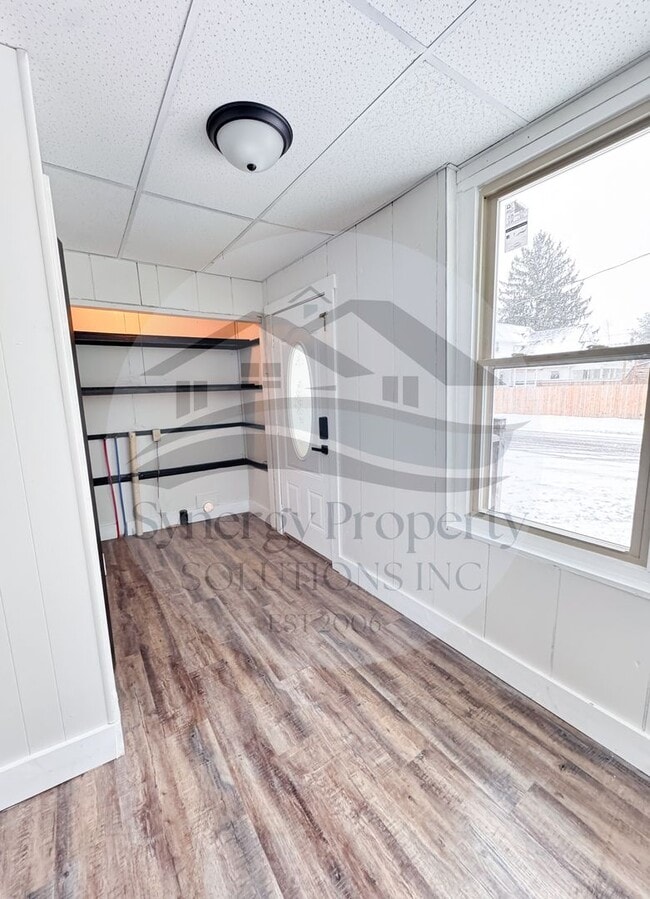 Building Photo - Crestline Home DEPOSIT SPECIAL $295.00