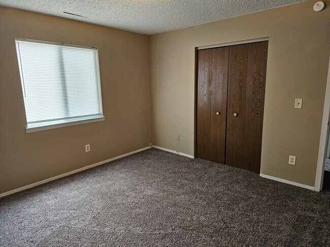 Building Photo - Great Fourplex LowerUnit!