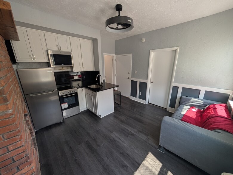 Building Photo - 5527 Howe St