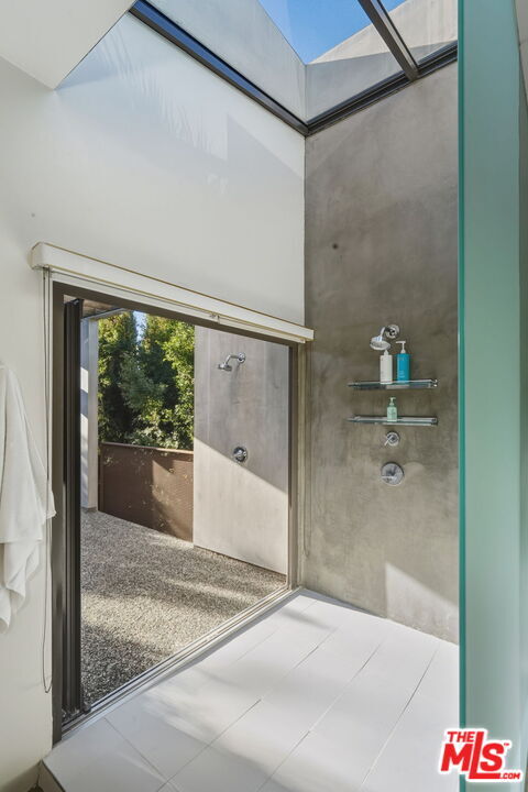 Building Photo - 1849 Fox Hills Dr