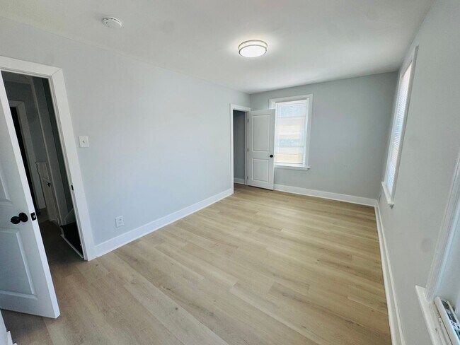 Building Photo - Remodeled 4bd/2 bath Home with Rear yard!!...