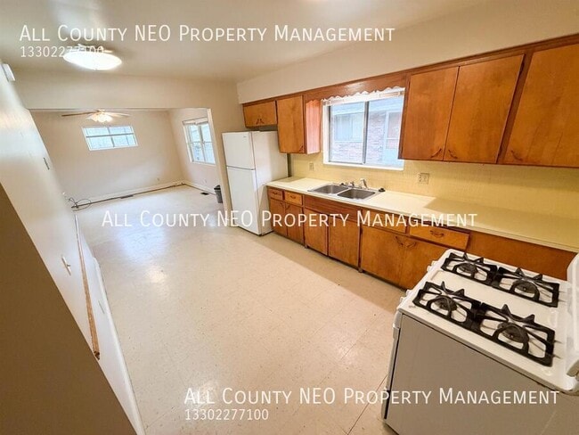 Building Photo - 429 Sullivan Ave