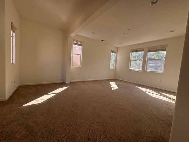 Building Photo - Gorgeous 4 Bedroom Home! Close to Great Sc...