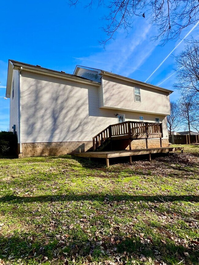 Building Photo - Newly Renovated Home Off Trenton Rd!