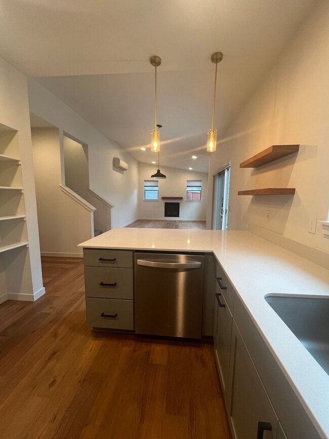 Building Photo - Contemporary 3/2.5 Talent home in Central Location | Available Now