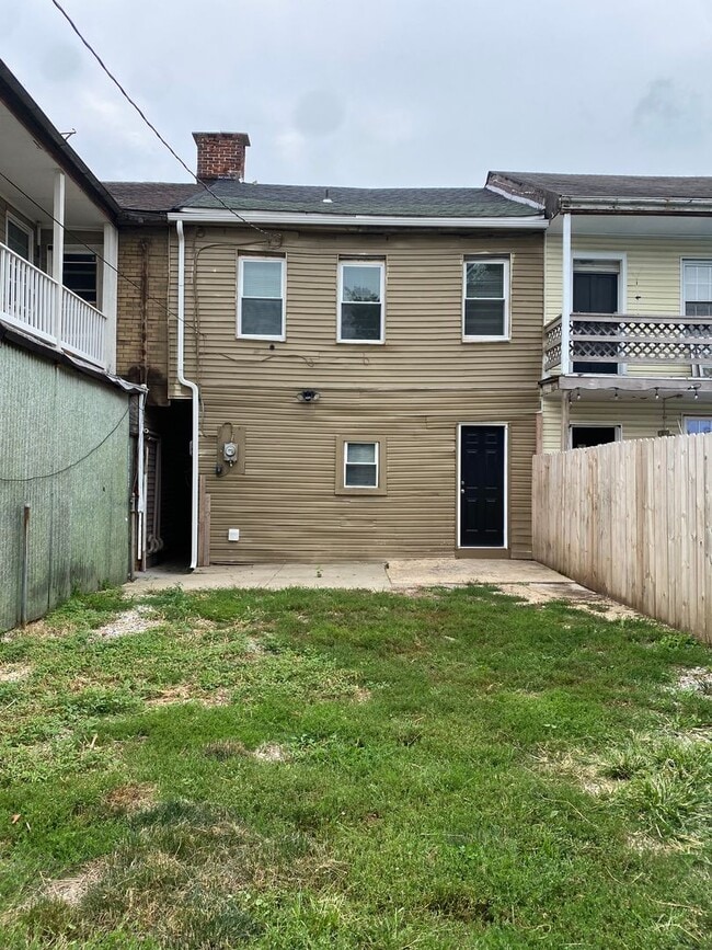 Building Photo - Cozy 3 bedroom in East York
