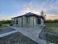 Building Photo - Lovely Country Home!