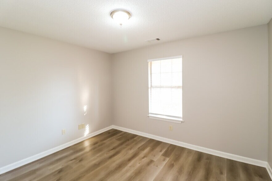 Building Photo - 180 Pine Ridge Ln