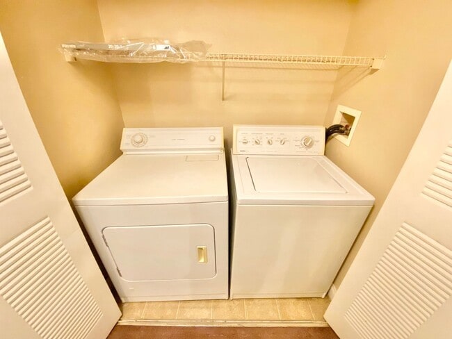 Building Photo - **WINTER SPECIAL !!  $500 -OFF 1ST MONTHS RENT IF MOVED IN WITHIN 2 WEEKS! ***SPACIOUS 1 BEDROOM,...